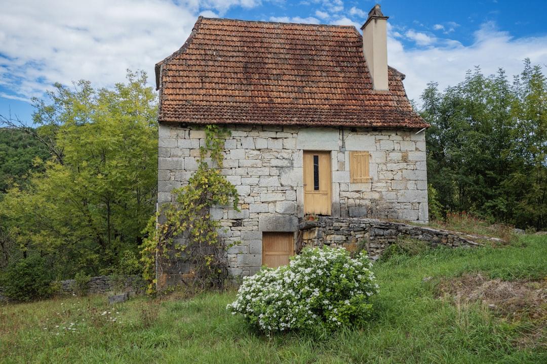 An old stone house with a red roof from Free Nomad on Unsplash Ngồi nhiều khiến tuổi thọ giảm