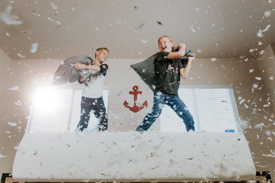two toddler pillow fighting Tay - Gặm móng tay