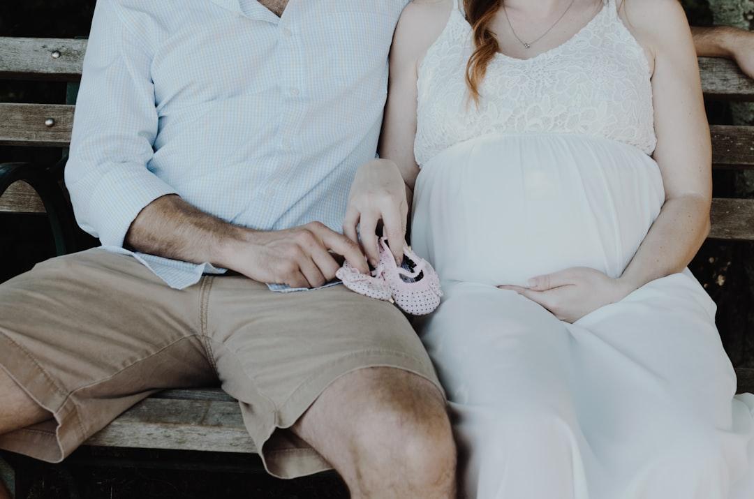 Close-up photo of man and woman sitting on bench from Kelly Sikkema on Unsplash Đóng cửa hai phòng khám cho sản phụ mang thai 'ảo'