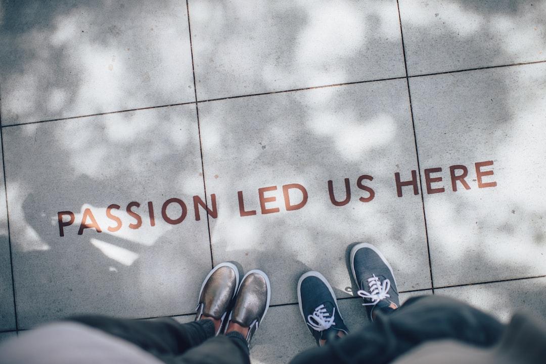 Two person standing on gray tile paving from Ian Schneider on Unsplash Ba cháu bé nhập viện sau tiêm ngừa bại liệt