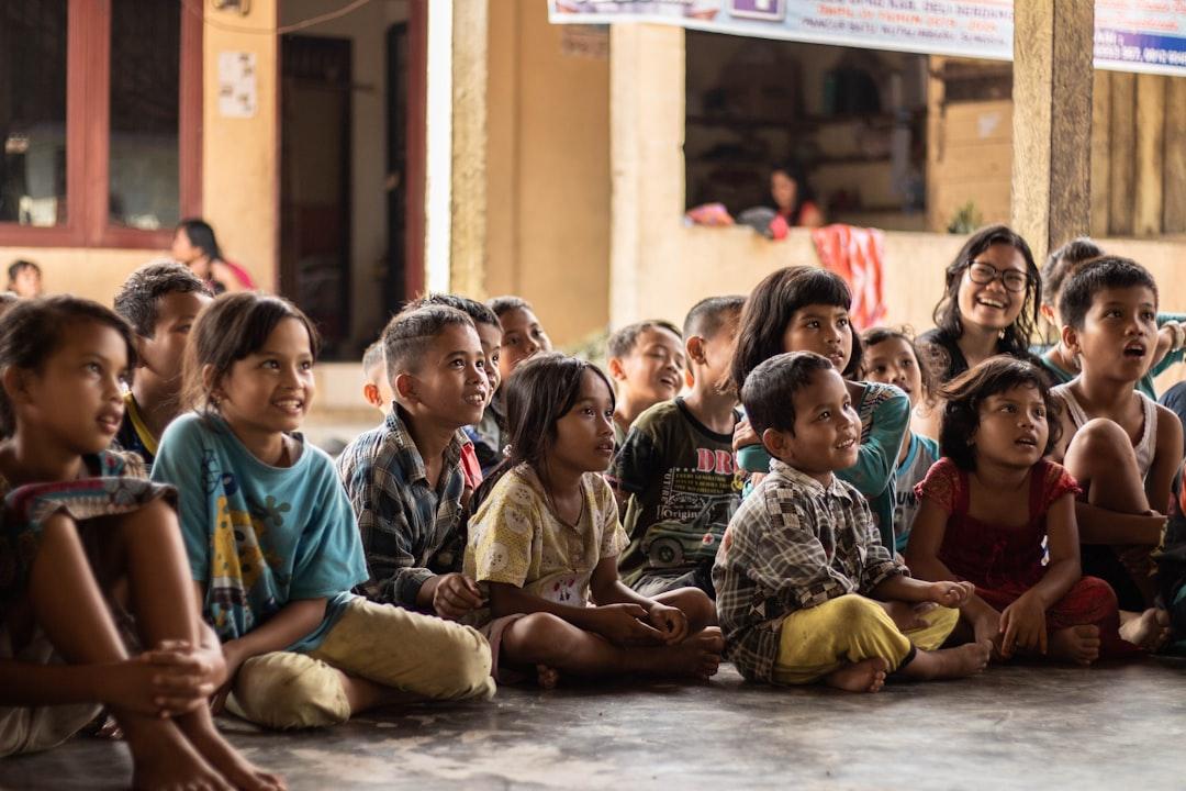 group of childrens sitting on ground Tay - Vết đâm kim, bị kẹp