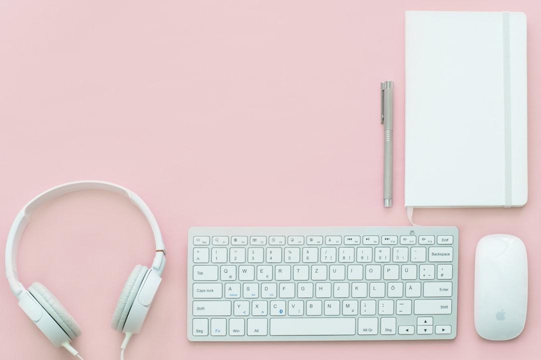 white Apple Magic Mouse beside of Magic Keyboard and headphones Chân - Dị tật