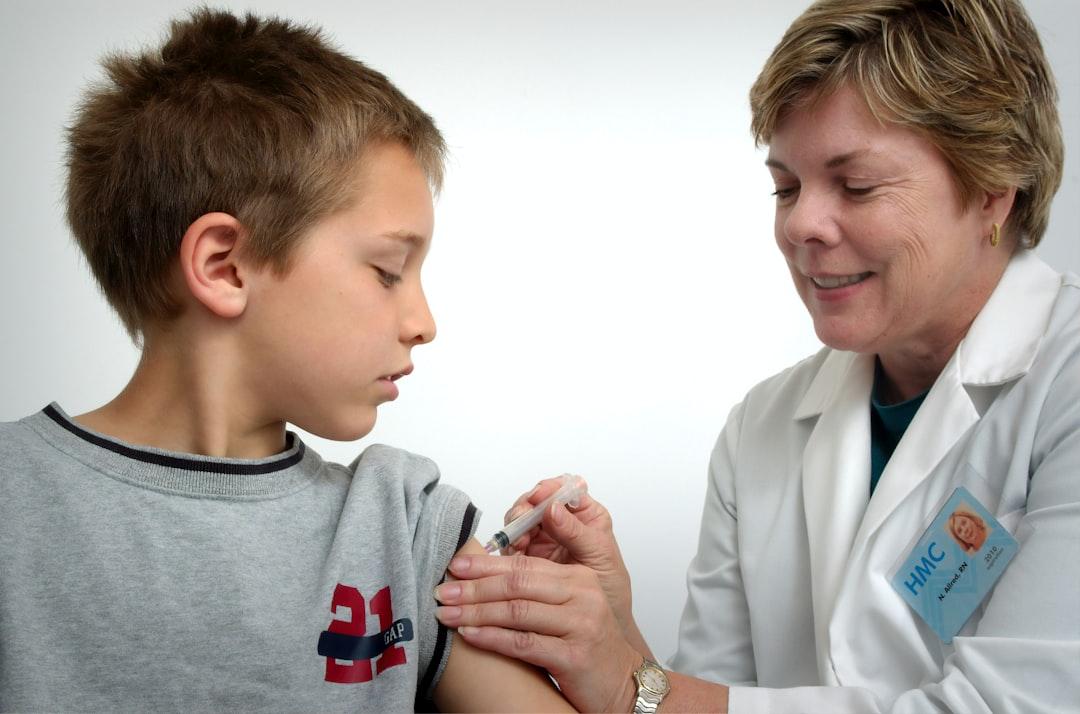 Woman inject boy on arm from CDC on Unsplash Viêm khung chậu và vô sinh
