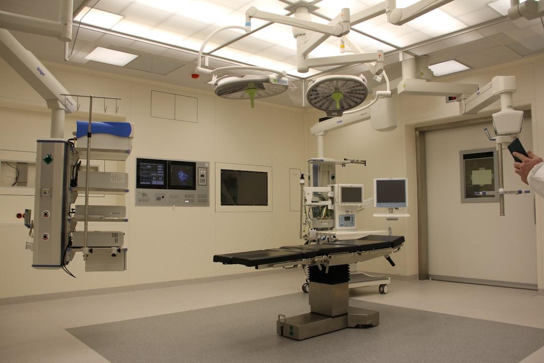 White medical equipment from Marcel Scholte on Unsplash 8 ngày tuổi mắc bệnh tiểu đường