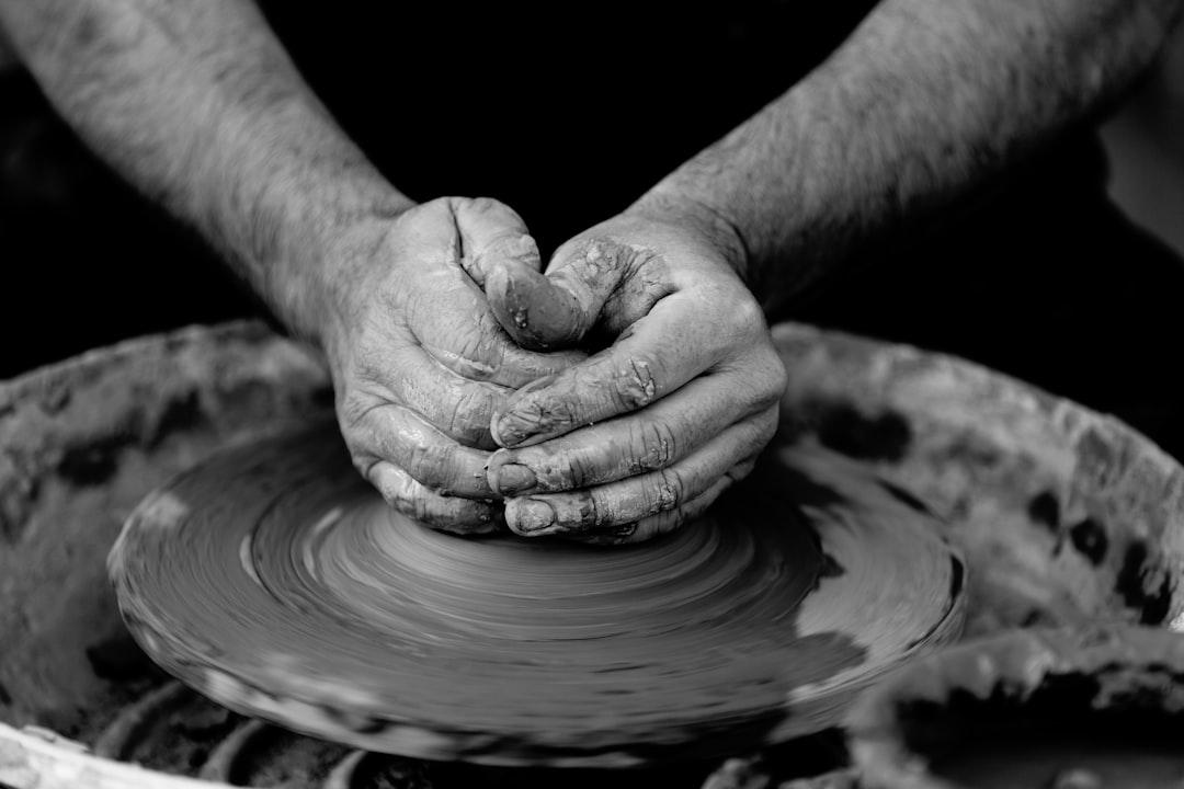 Person making pot from Quino Al on Unsplash Ấm Chi Vương - Chân tay không còn lạnh giá