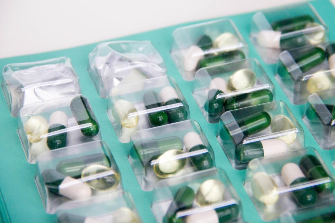 Medication capsule lot from Simone van der Koelen on Unsplash Điều trị đau bụng và vô sinh do lạc nội mạc tử cung