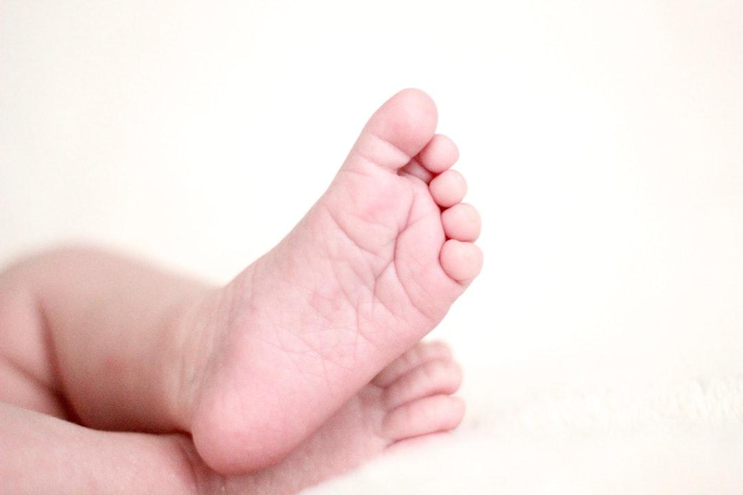 Baby's feet from Megan Menegay on Unsplash Tự chữa bệnh tiểu đường, một bệnh nhân suýt chết