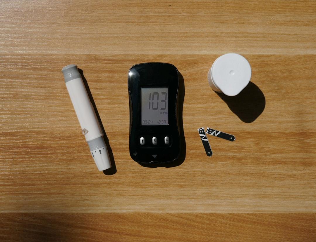 a table with a clock, a pen, and a lighter on it Sinh dục, Bài tiết - Tiểu đường