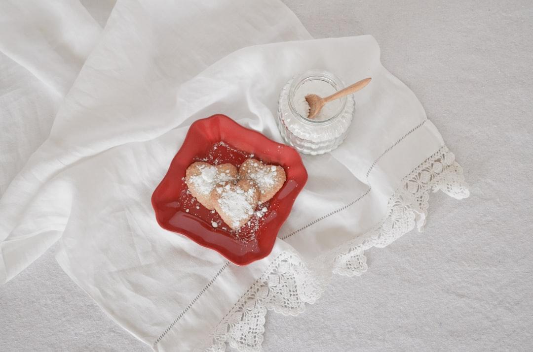 Flat lay photography of heart-shaped cookies on red plate from Debby Hudson on Unsplash Thuốc Nam kiểm soát tiểu đường