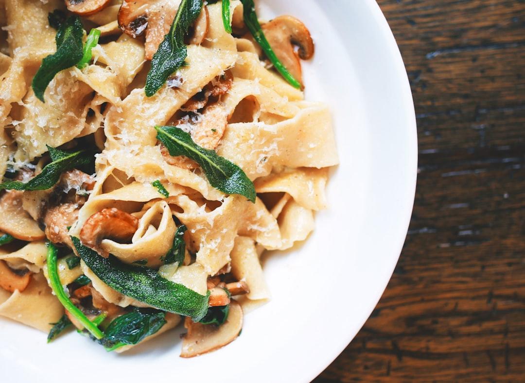 Pasta dish on white plate from Eaters Collective on Unsplash Không có mực giả và mực caosu