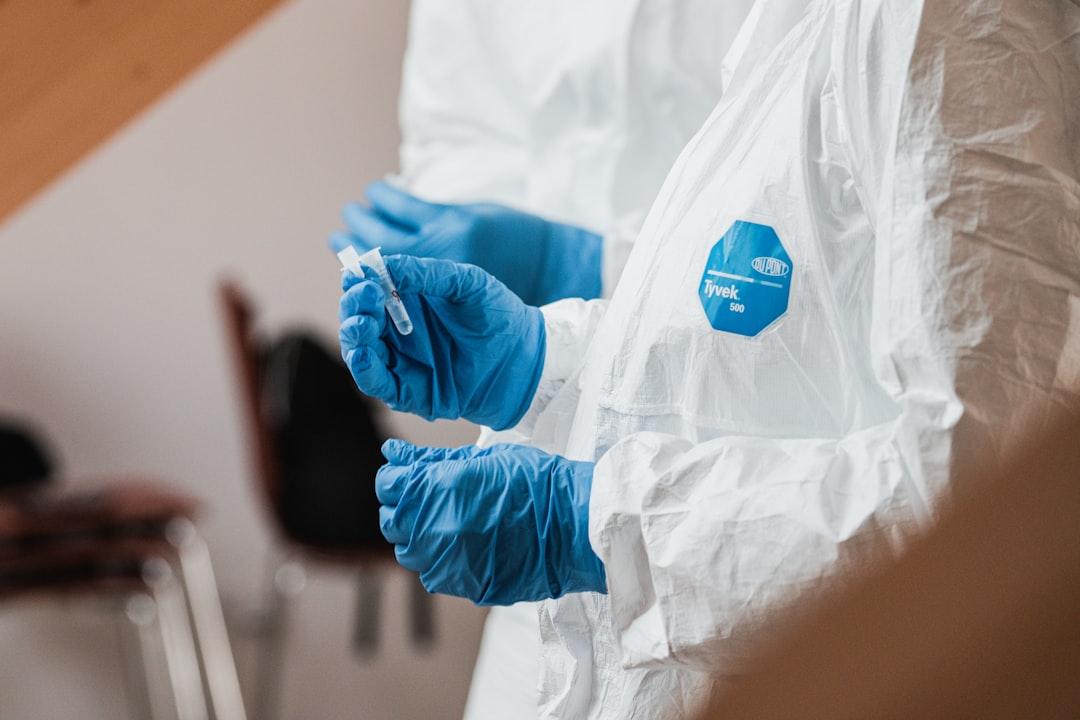 A person in blue gloves and blue gloves from Jan Kopřiva on Unsplash Làm rõ tin đồn phụ nữ có HIV quan hệ với nhiều người