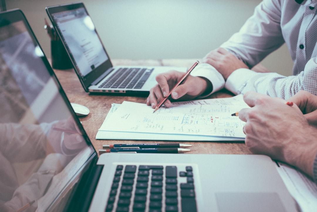 Person holding pencil near laptop computer from Scott Graham on Unsplash Muốn có con với người đã… chết