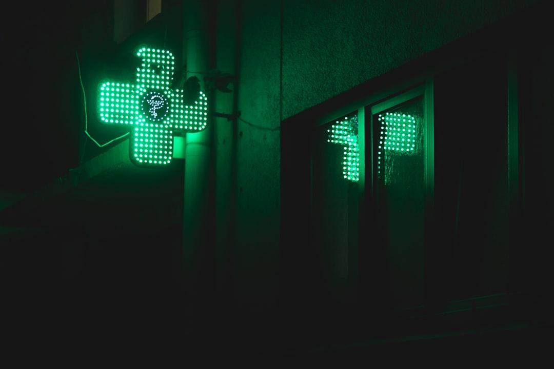 White and green light fixture from Dima Mukhin on Unsplash Mỹ thu hồi thuốc, Việt Nam vẫn cứ bán