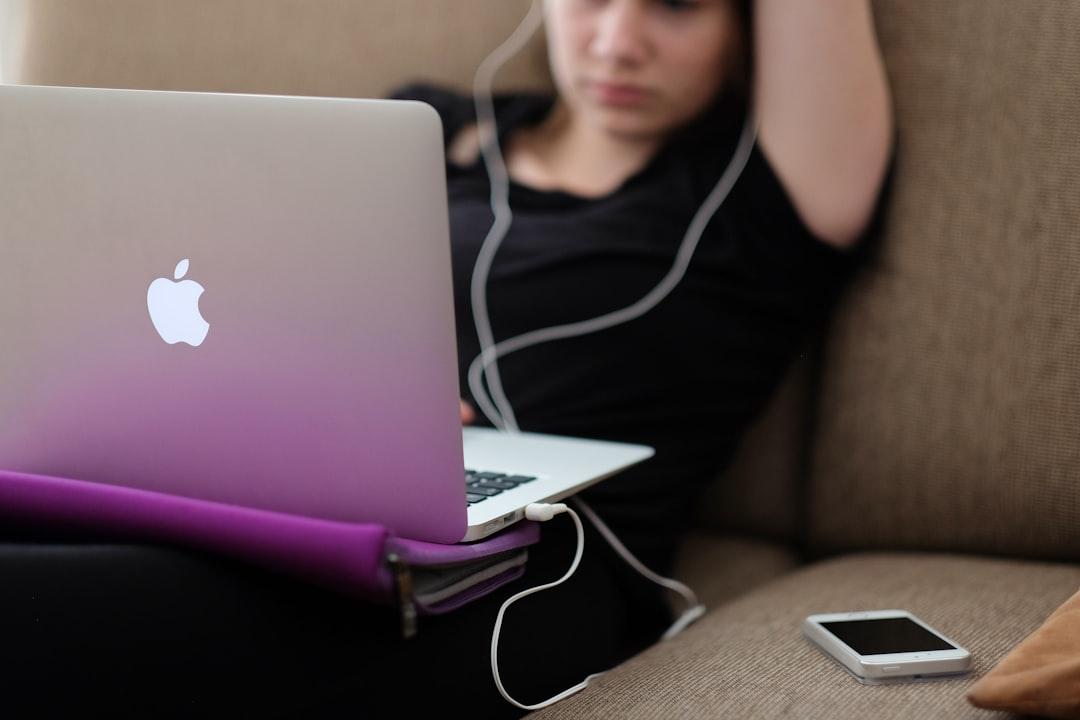Woman sitting on sofa with macbook air from Steinar Engeland on Unsplash Để trẻ thông minh: Nền móng từ ba năm đầu đời