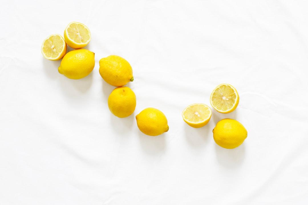 Bunch of sliced american lemon from Lauren Mancke on Unsplash Mẹ  béo phì, con dễ mắc dị  tật tim