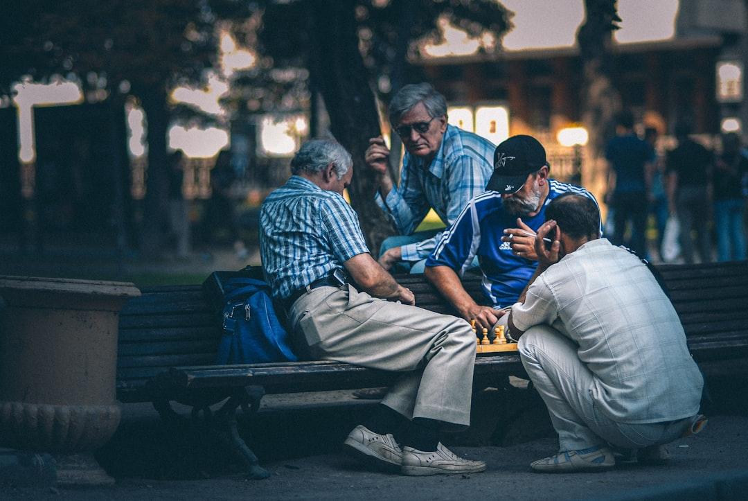Man in blue and white plaid dress shirt sitting on bench from Egor Myznik on Unsplash Nam giới ăn sô-cô-la, giảm nguy cơ đột quỵ