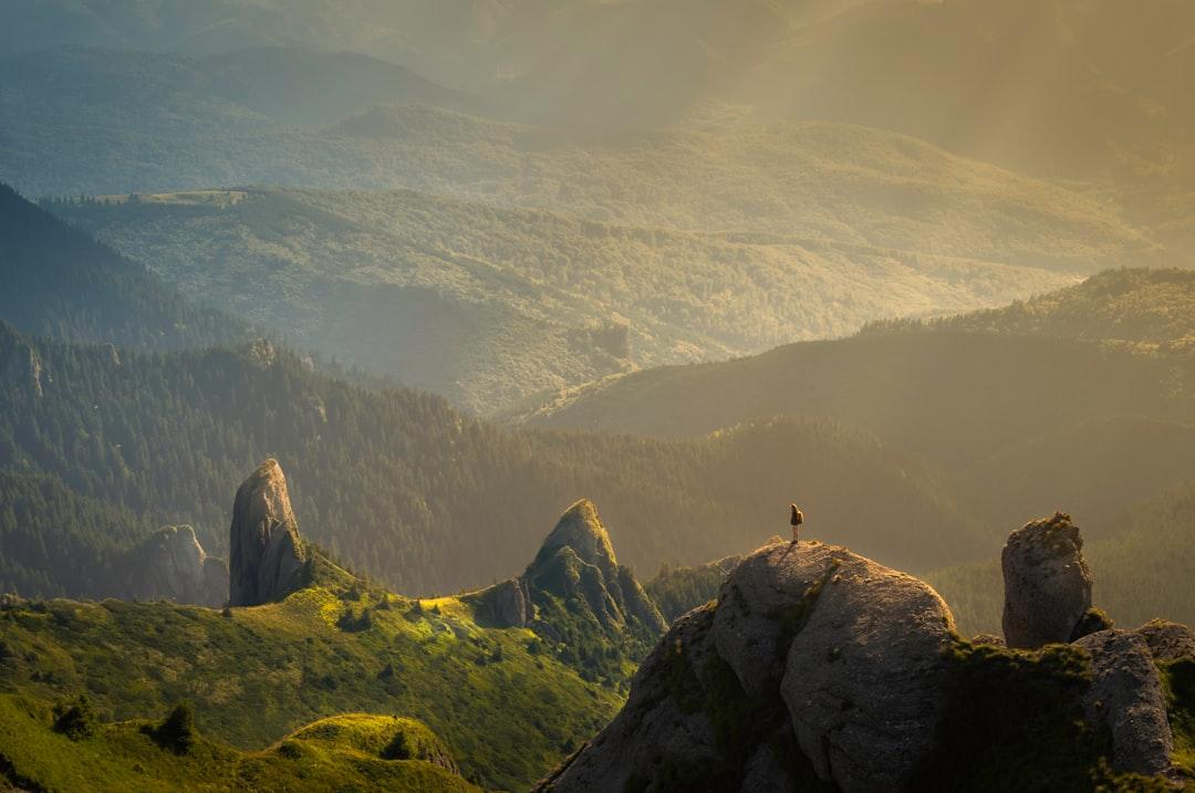 Landscape photography of mountain hit by sun rays from Urban Vintage on Unsplash Giữ cho đầu óc luôn tỉnh táo