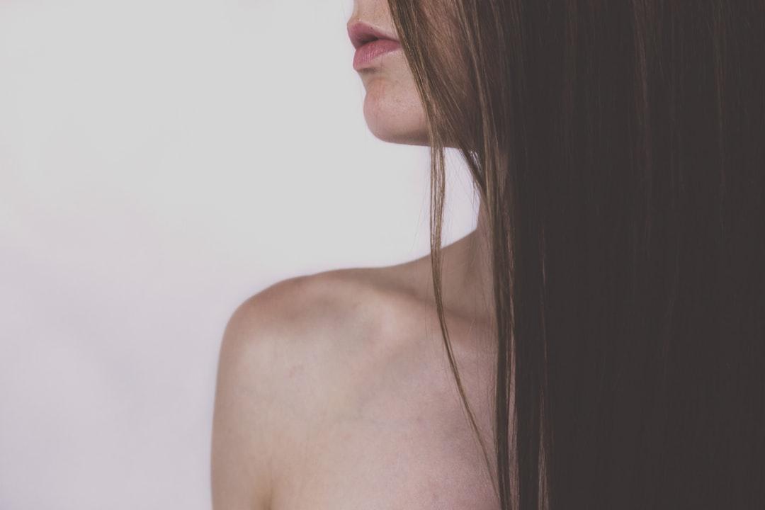 Woman posing for picture from freestocks on Unsplash Tư vấn cải thiện hình ảnh cơ thể tốt giúp giảm cân