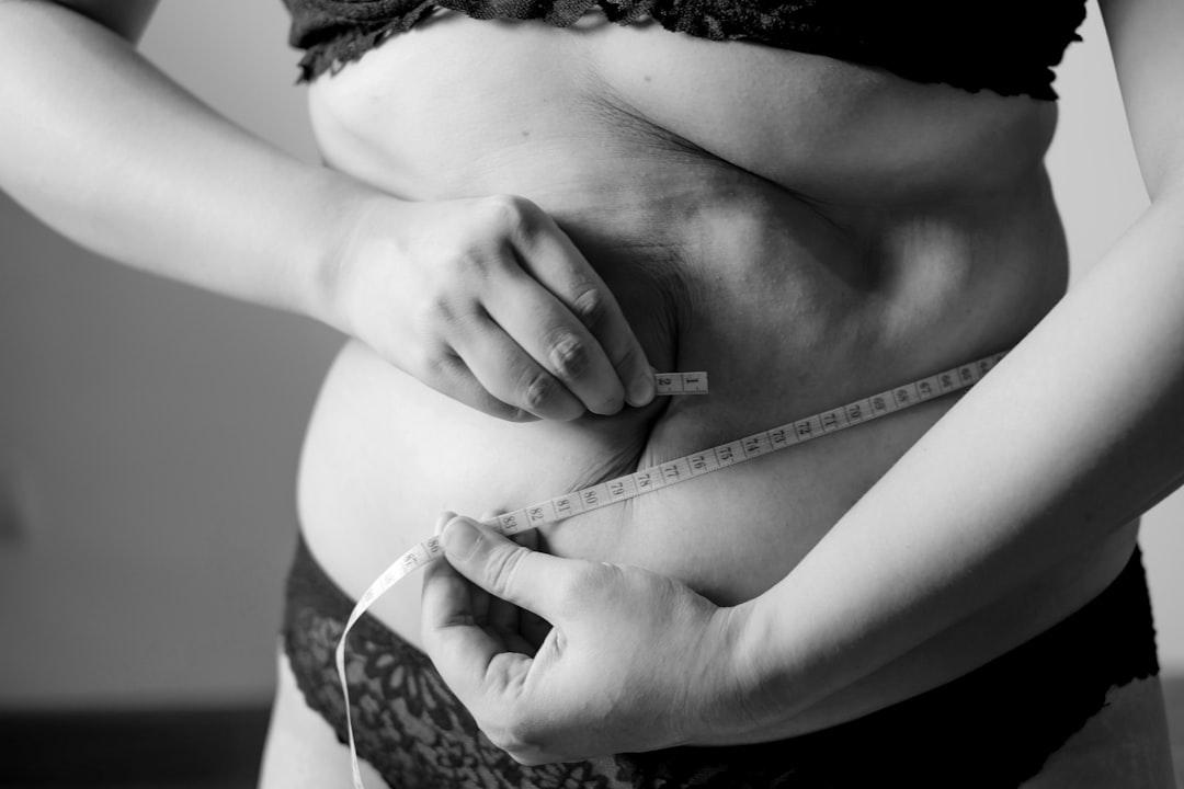 Grayscale photo of woman holding her breast from Fuu J on Unsplash ‘Bí kíp’ để có bữa ăn tốt cho sức khỏe