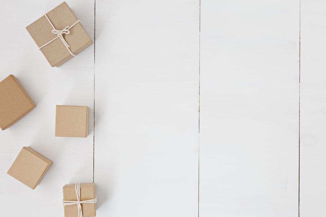 Brown gift box on white surface from Leone Venter on Unsplash Mẹo ăn tiệc không mập