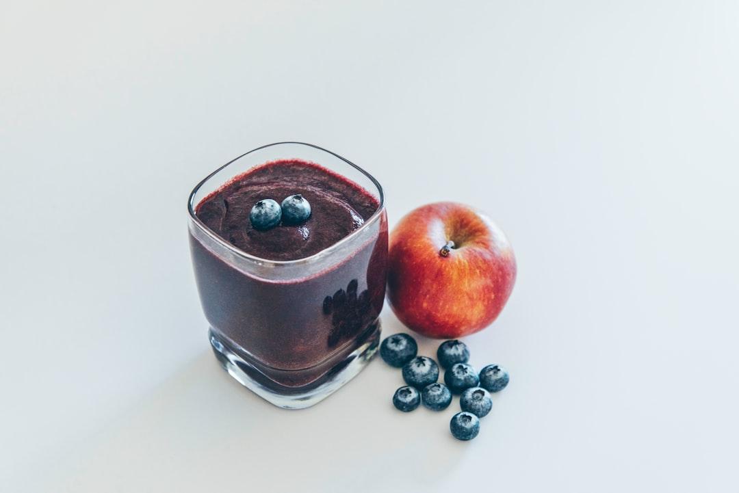 Red apple on white surface from Tara Evans on Unsplash Thức ăn giàu chất xơ giúp tăng tuổi thọ