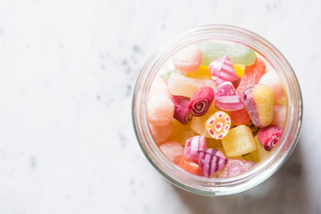 Assorted-color candies on container from Joanna Kosinska on Unsplash Vitamin D làm giảm nguy cơ tiểu đường ở trẻ béo phì