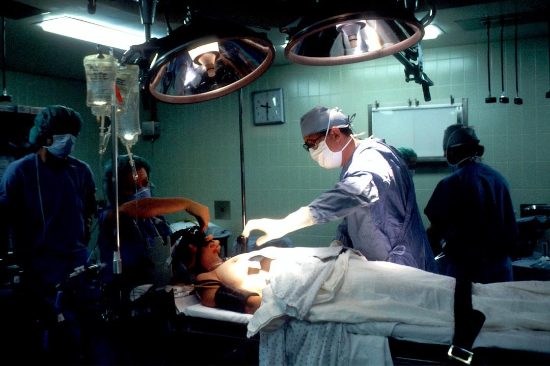 Doctor and nurses inside operating room from National Cancer Institute on Unsplash Thuốc độc trên đĩa thức ăn