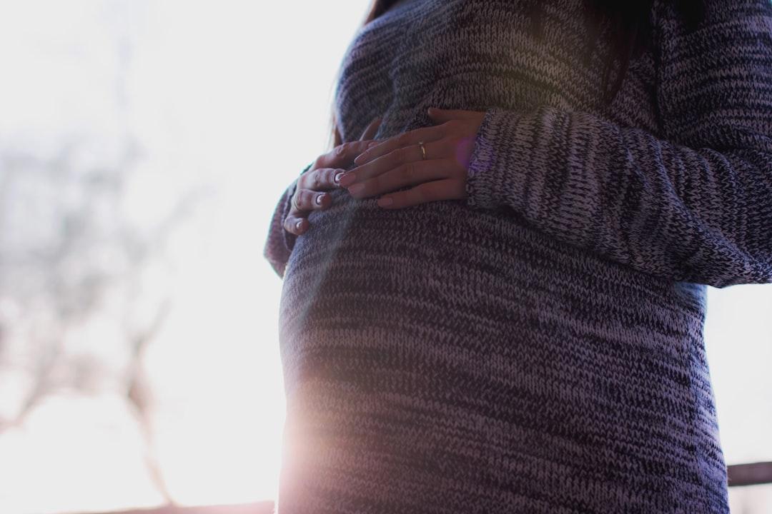 Woman holding her prenant tummy during daytime from freestocks on Unsplash ‘Bí kíp’ xua tan chứng ợ nóng khi mang thai