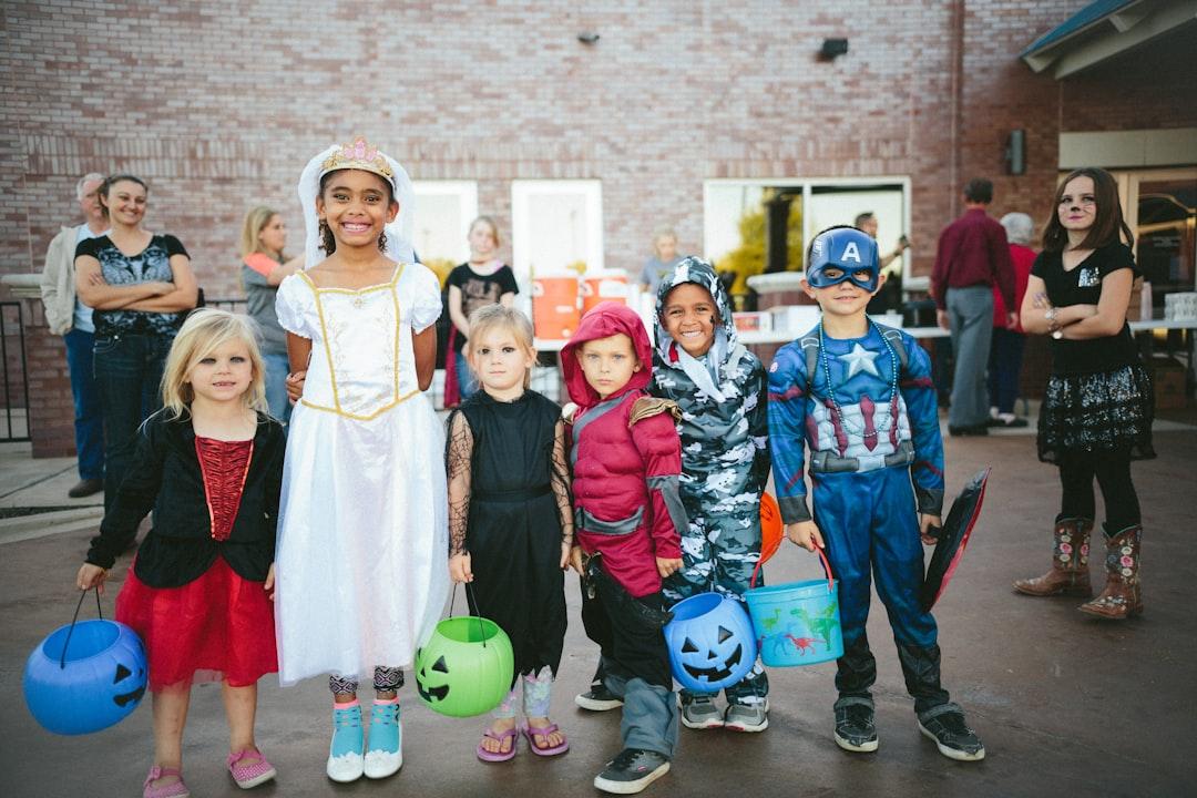 Children standing while holding jack 'o lantern and wearing costume from Conner Baker on Unsplash Có nên cắt amidan cho trẻ em?