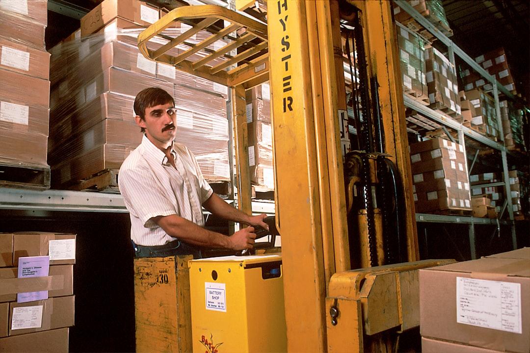 Yellow driving forklift from National Cancer Institute on Unsplash Trị tận gốc bệnh sùi mào gà sau 5 phút