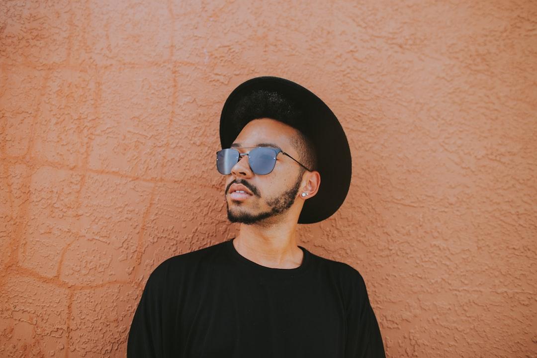 Man leaning on brown wall from Ivana Cajina on Unsplash Bảo hiểm y tế - giải pháp bền vững trong chăm sóc sức khỏa cho người nhiễm HIV/AIDS