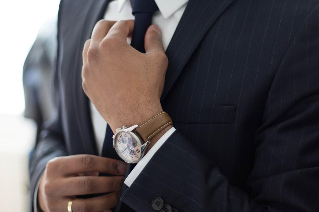Man wearing watch with black suit from Ruthson Zimmerman on Unsplash Nhà báo có giật mình… nhìn lại?