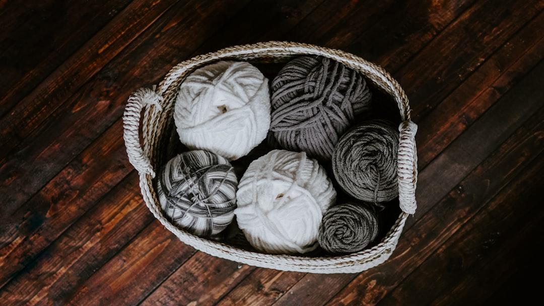 White and brown yarn in basket e from Kelly Sikkema on Unsplash Khỏe nhờ ăn chuối mỗi ngày