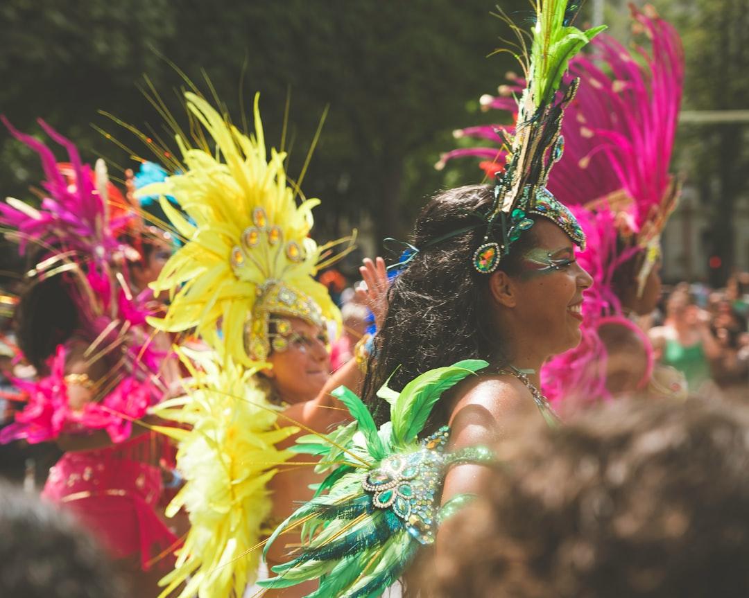 A group of women wearing flower crowns from VENUS MAJOR on Unsplash Chuyên gia tư vấn cách cân bằng hệ vi sinh đường ruột để giảm stress