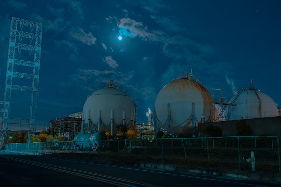 a full moon is seen over a large industrial area Kawasaki - bệnh nguy hiểm chưa rõ nguyên nhân