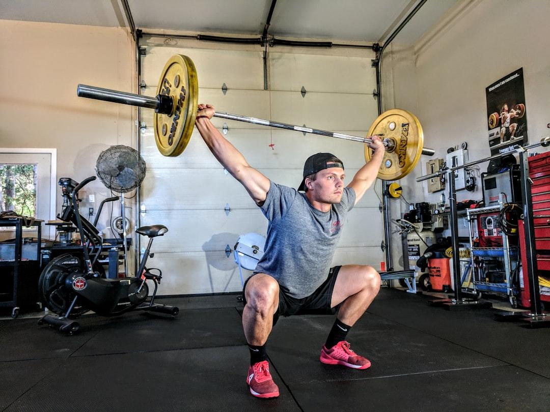 man lifting yellow barbell Bạn có thể sống lâu, sống khỏe