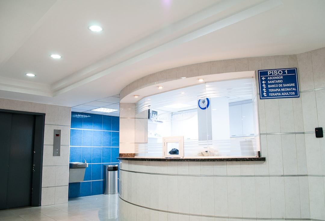 white concrete counter stand Áp dụng kỹ thuật mổ não mới bằng dao tia X