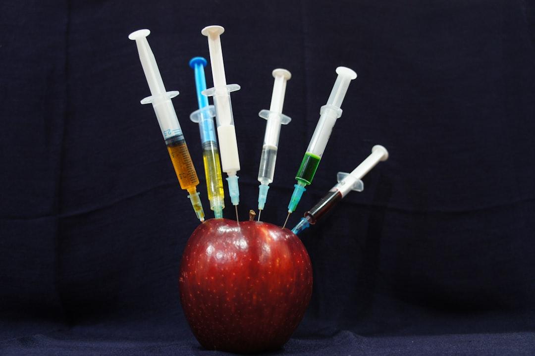apple fruit with plastic syringes Thuốc nam chữa đau dạ dày