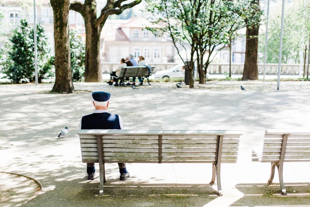Person sitting on beige street bench near trees from Bruno Martins on Unsplash Nhu cầu dinh dưỡng ở người cao tuổi
