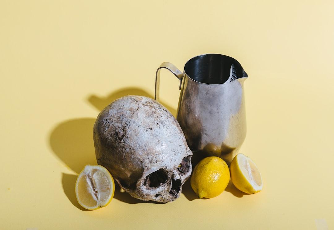 Human skull beside pitcher and lemons from Florencia Potter on Unsplash Các biện pháp cẩn thiết để tăng tuổi thọ