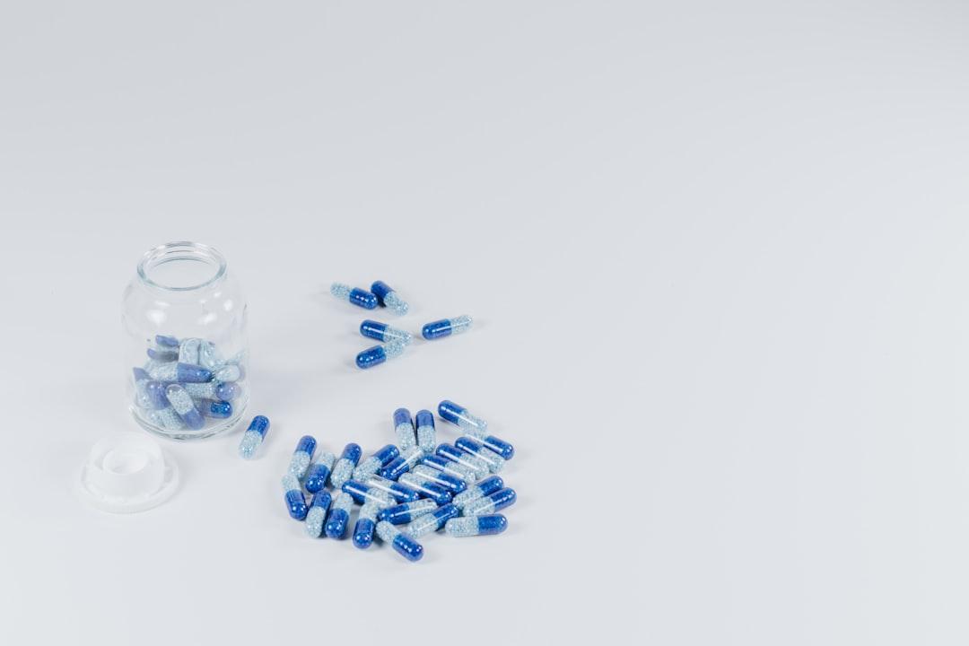 White-and-gray pills beside jar with pills from Pawel Czerwinski on Unsplash BỆNH HẠ CAM