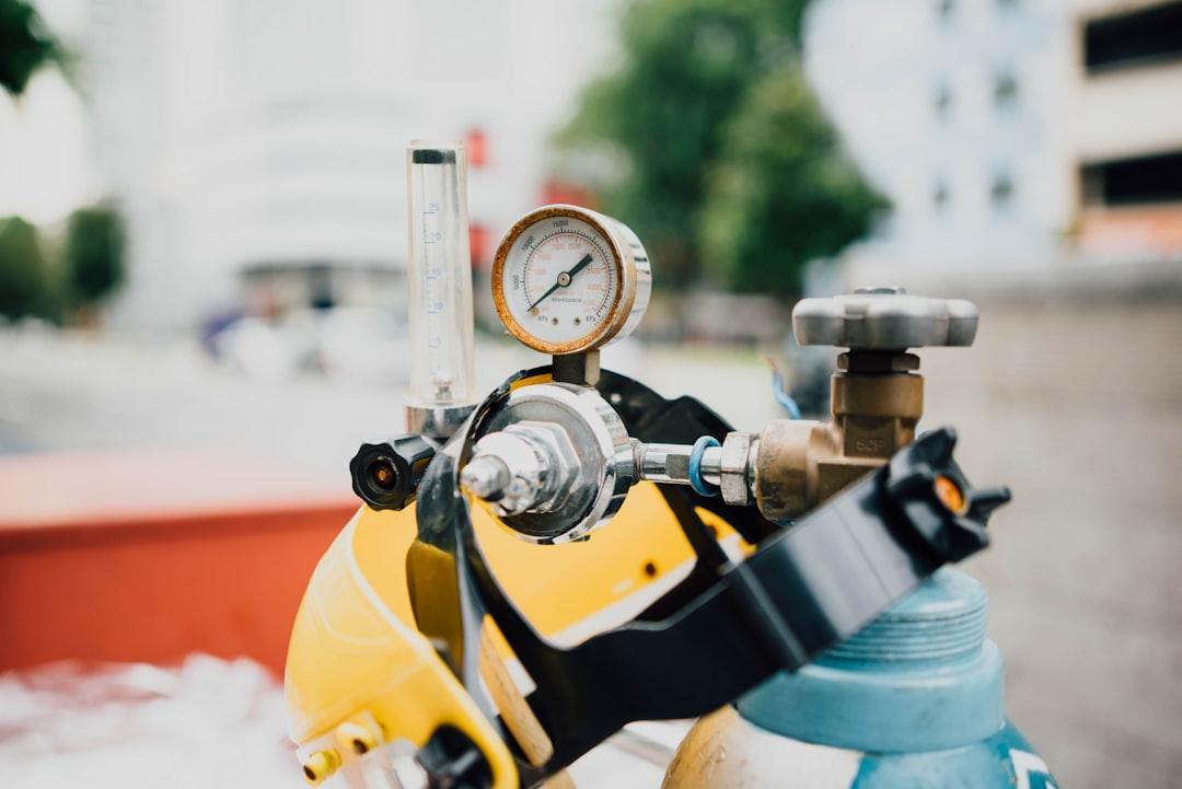 Black and yellow oxygen tank at daytime from CHUTTERSNAP on Unsplash Nấm và Trùng roi âm đạo