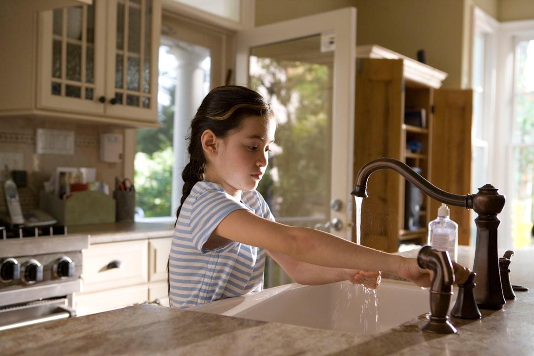 Woman in blue and white stripe shirt washing her hands from CDC on Unsplash Chương VI. Thiếu máu