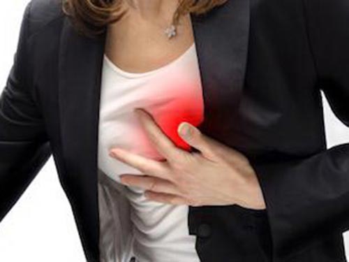 Rất ít người nhận biết được sự nguy hiểm đằng sau những cơn đau nhói ở ngực. Ảnh minh họa